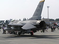 テイルロンを作動させたF-16