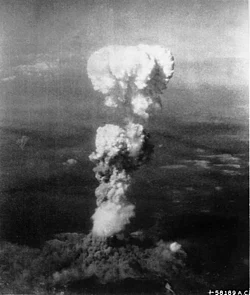 広島市への原子爆弾投下に伴って発生したキノコ雲。雲頂は約16キロメートルの高さまで成長したと推定されている。