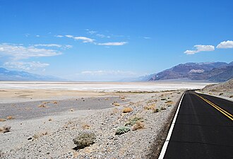 谷の主要道、Badwater Road