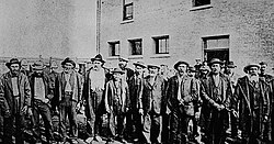 1885年8月のカナダ北西部の反乱で白人政府に逮捕されたメティスの指導者とインディアン酋長たち