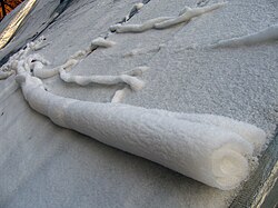 雪まくりの断面