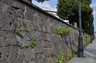 壁には無数の弾痕が残る