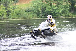 スノーモービルによる水上走行