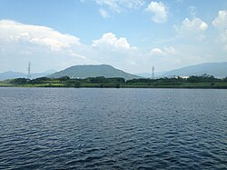 鬼塚駅に停車中の唐津線列車内から望む松浦川と鏡山