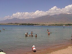 イシク・クル湖の湖畔
