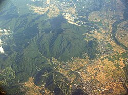北西上空から望む宝篋山