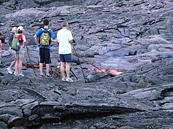 溶岩流を突く観光客 （キラウエア）