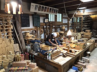 愛知県豊田市における現代の桶屋の作業風景