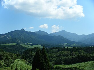 祖母山：九州山地の名峰と自然環境
