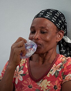 プラスチック袋に入れられた飲料水